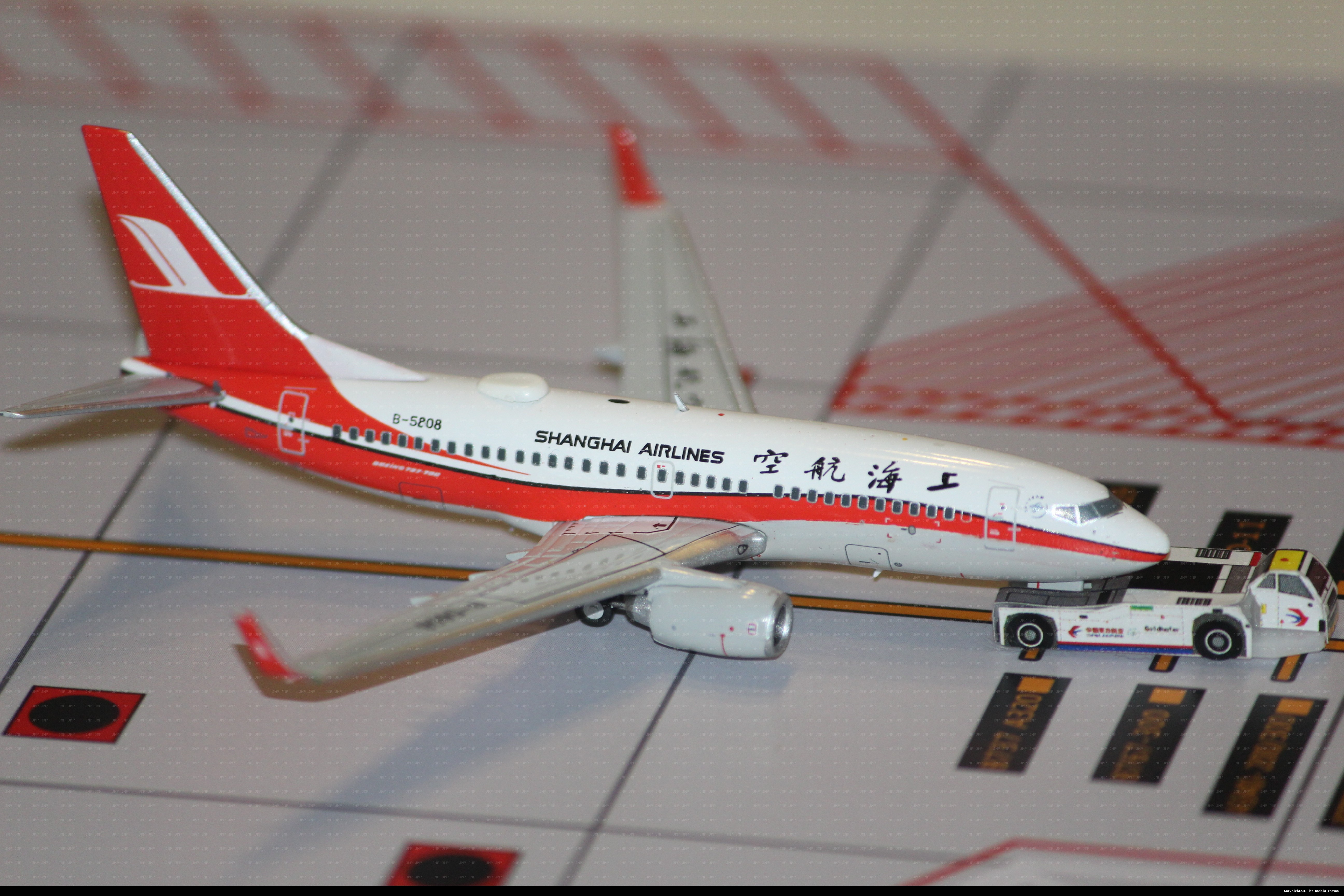 上航737